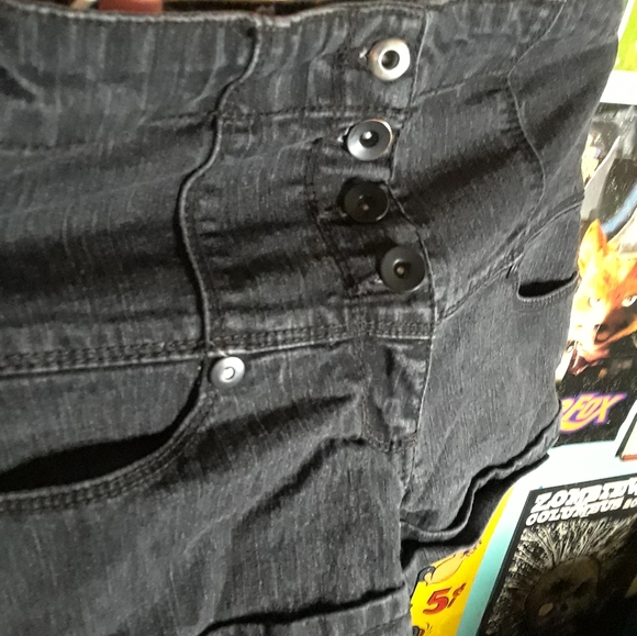 Miley Cyrus button up spandex short - Picture 3 of 4